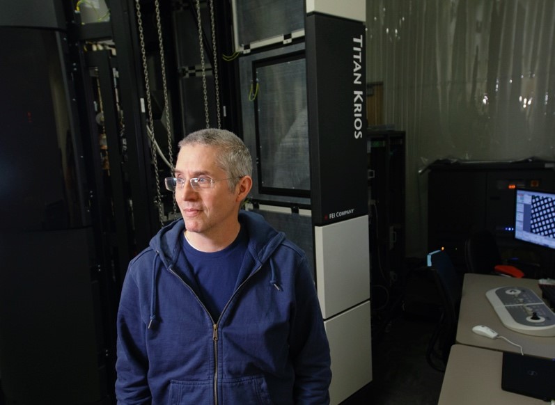 Eric Gouaux, Ph.D., is using a next-generation cryo-electron microscope to make breakthrough discoveries about how the brain works. OHSU Brain Institute (OBI)