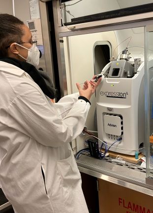 Person operating a Mass Spectrometer
