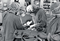 Surgeons performing OHSU's 1,000th Kidney Transplant in 1986