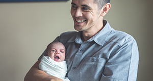 Man holding newborn baby | Hombre, tenencia, bebé recién nacido