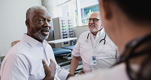 Patient and doctors discussing treatment |  Paciente y doctores discutiendo el tratamiento