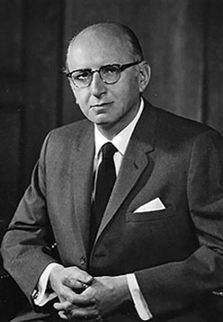 Portrait of Frank G. Everett, D.M.D., posed in suit.