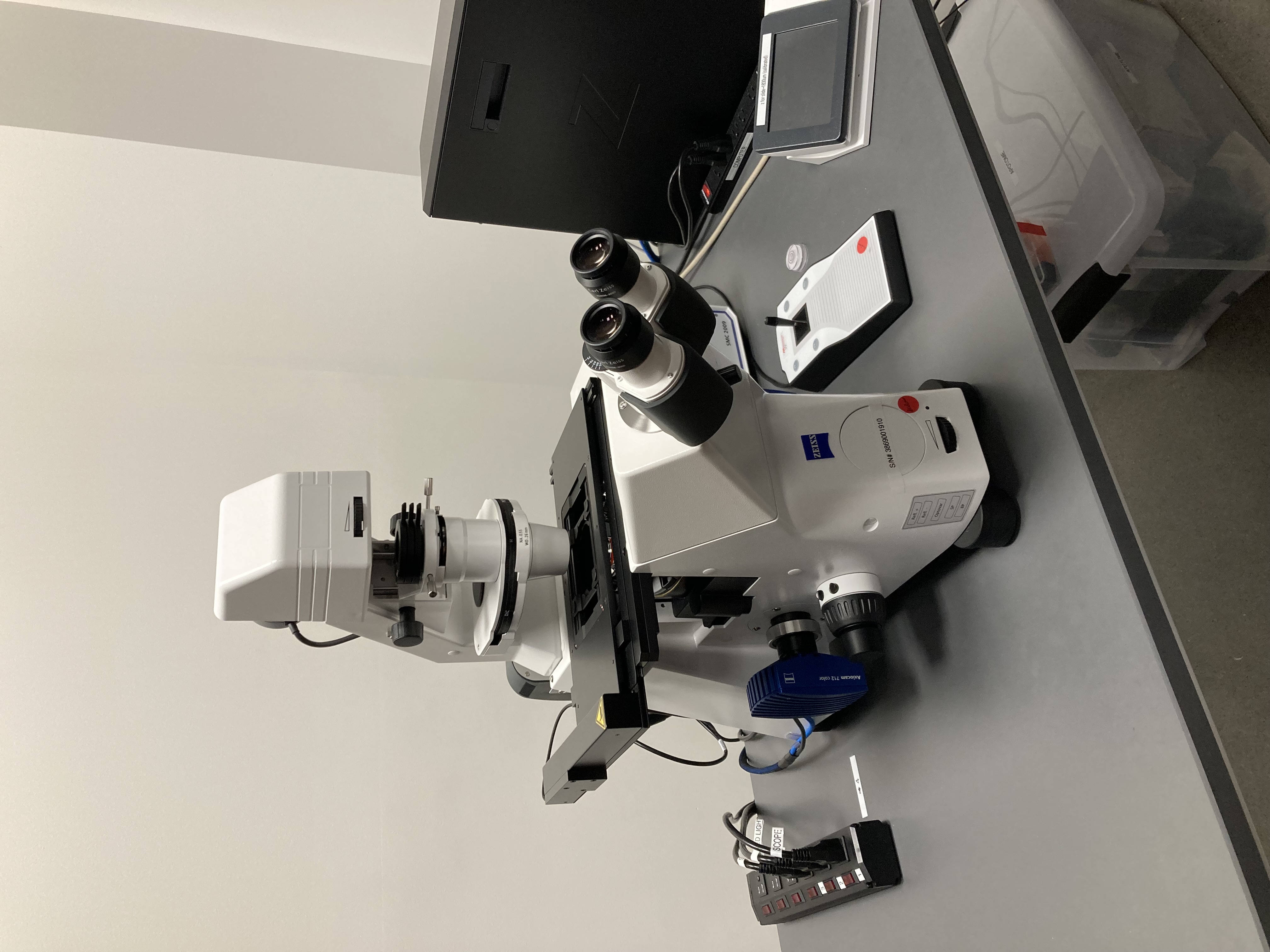 Image of a Zeiss Apotome 3 inverted microscope
