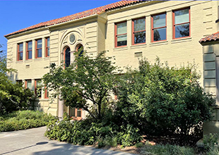 The School of Nursing on the Southern Oregon University campus on a sunny day.