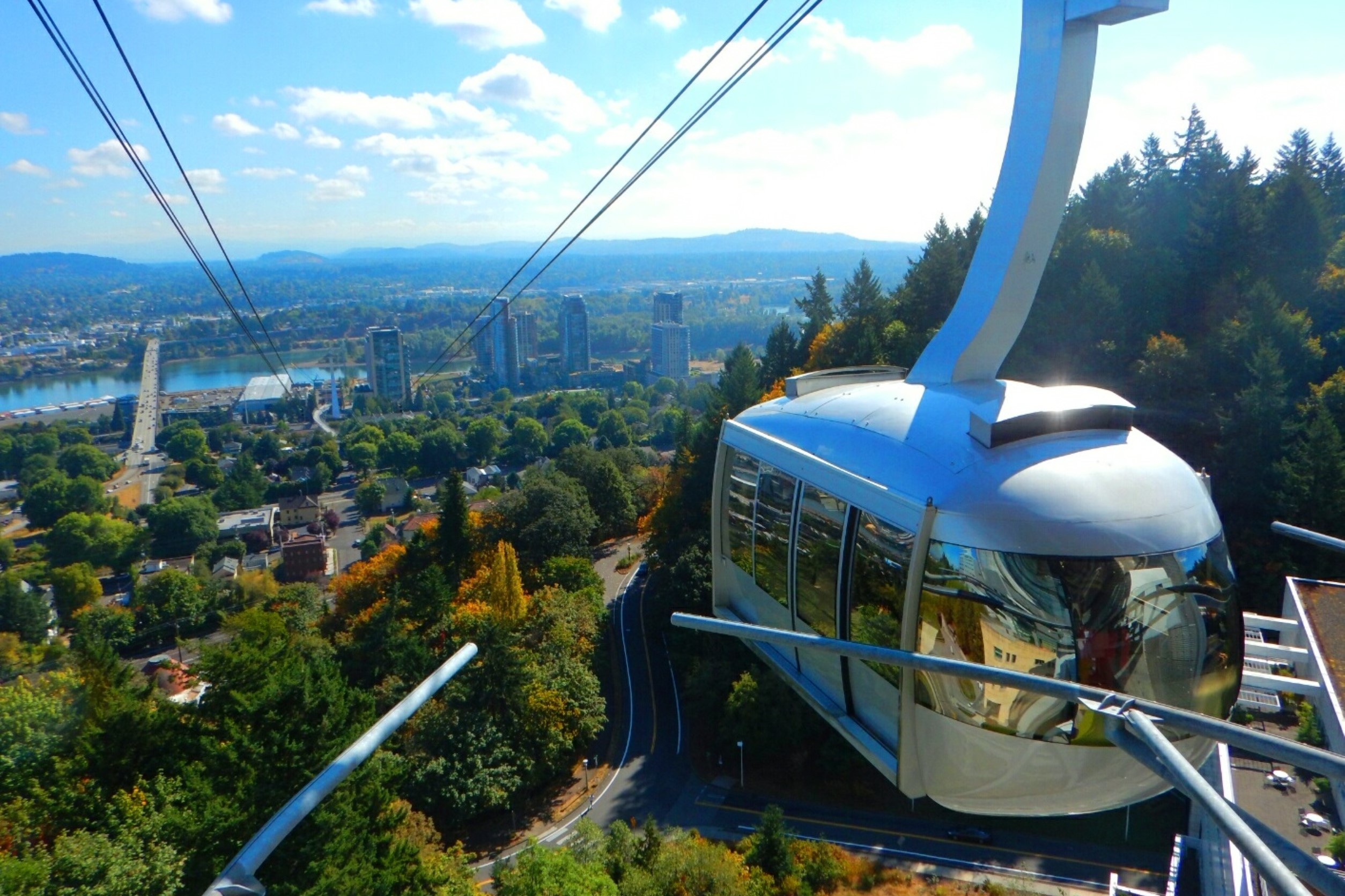 Area tram descending on South Waterfront