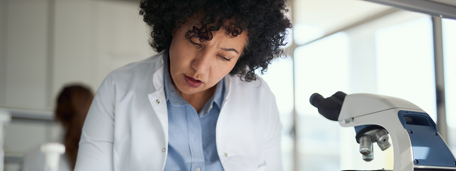 A female scientist reads scientific data in a laboratory.
