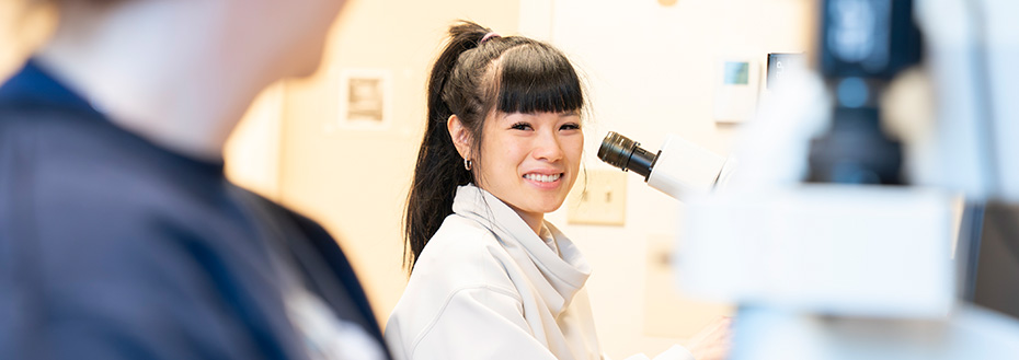 Pathology learners working alongside each other in OHSU’s pathology trainee workspaces.